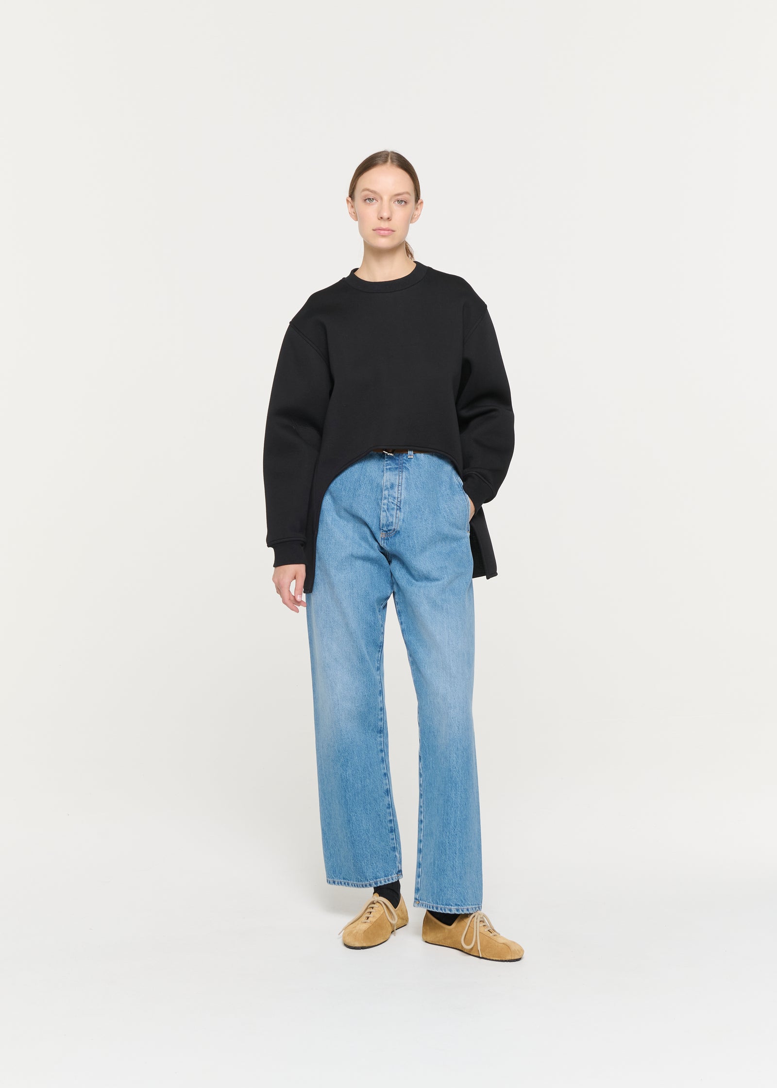 BLACK SWEATSHIRT WITH ROUNDED EDGE