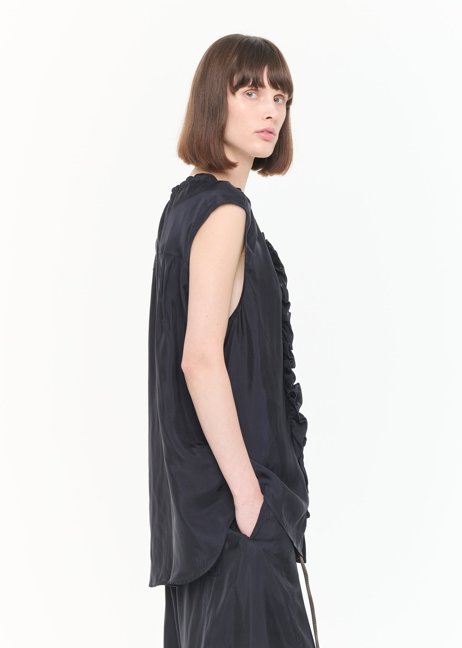 RUFFLED SLEEVELESS TOP