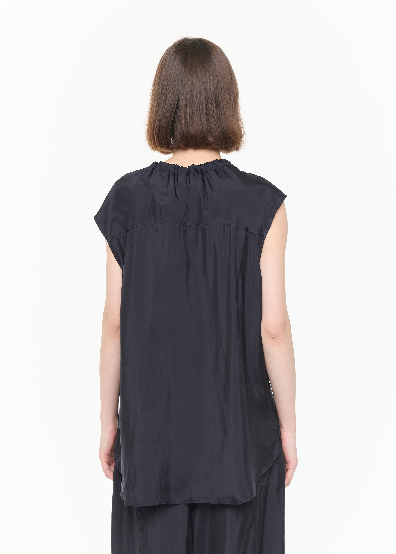 RUFFLED SLEEVELESS TOP