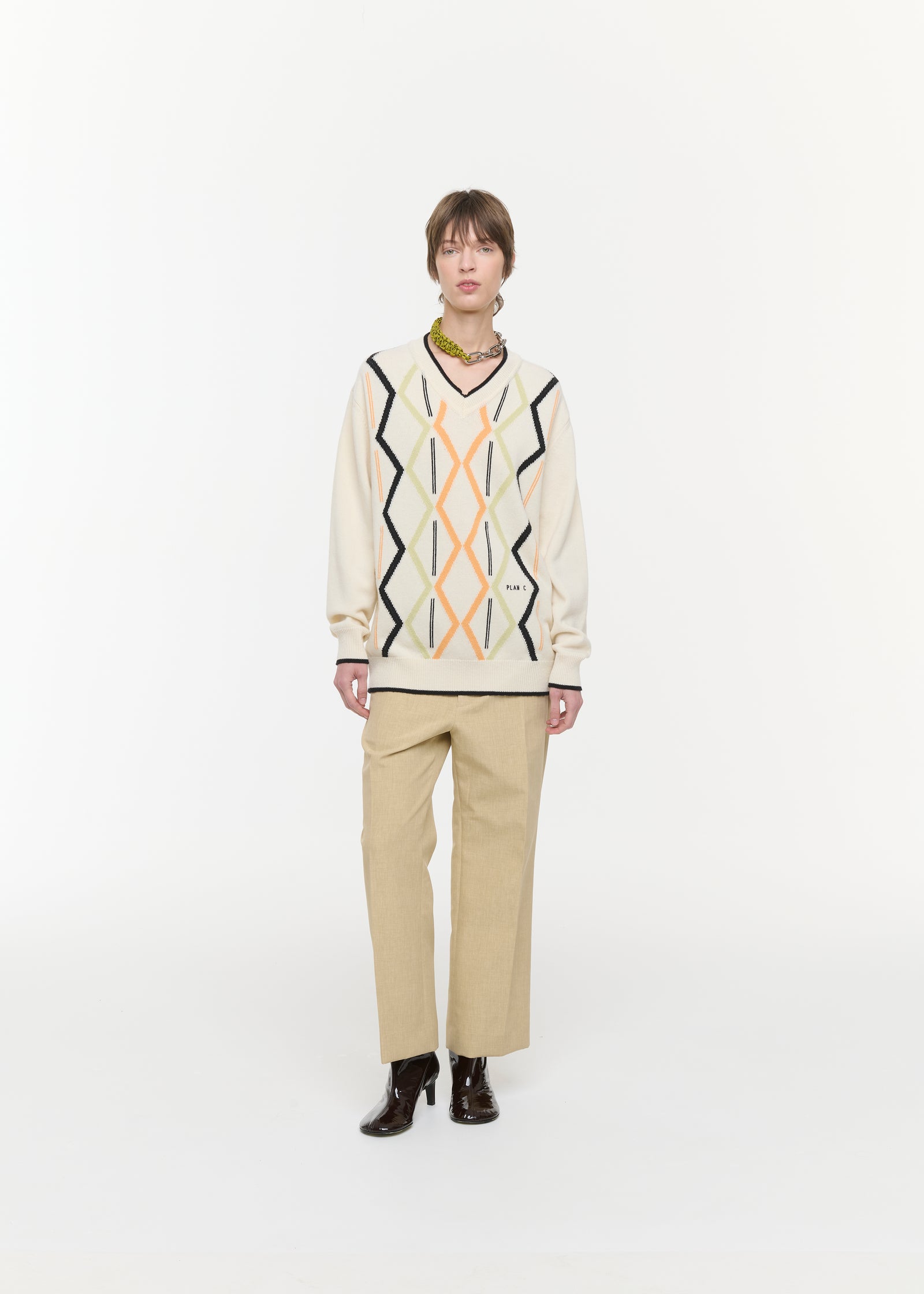 CREME ARGYLE V-NECK SWEATER