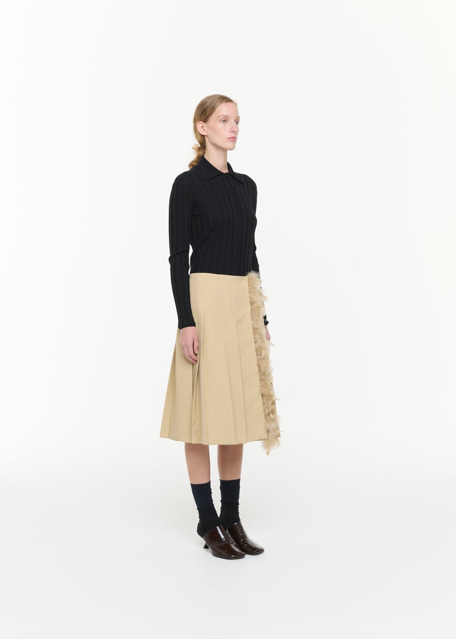 PLEATED SKIRT WITH FEATHERS