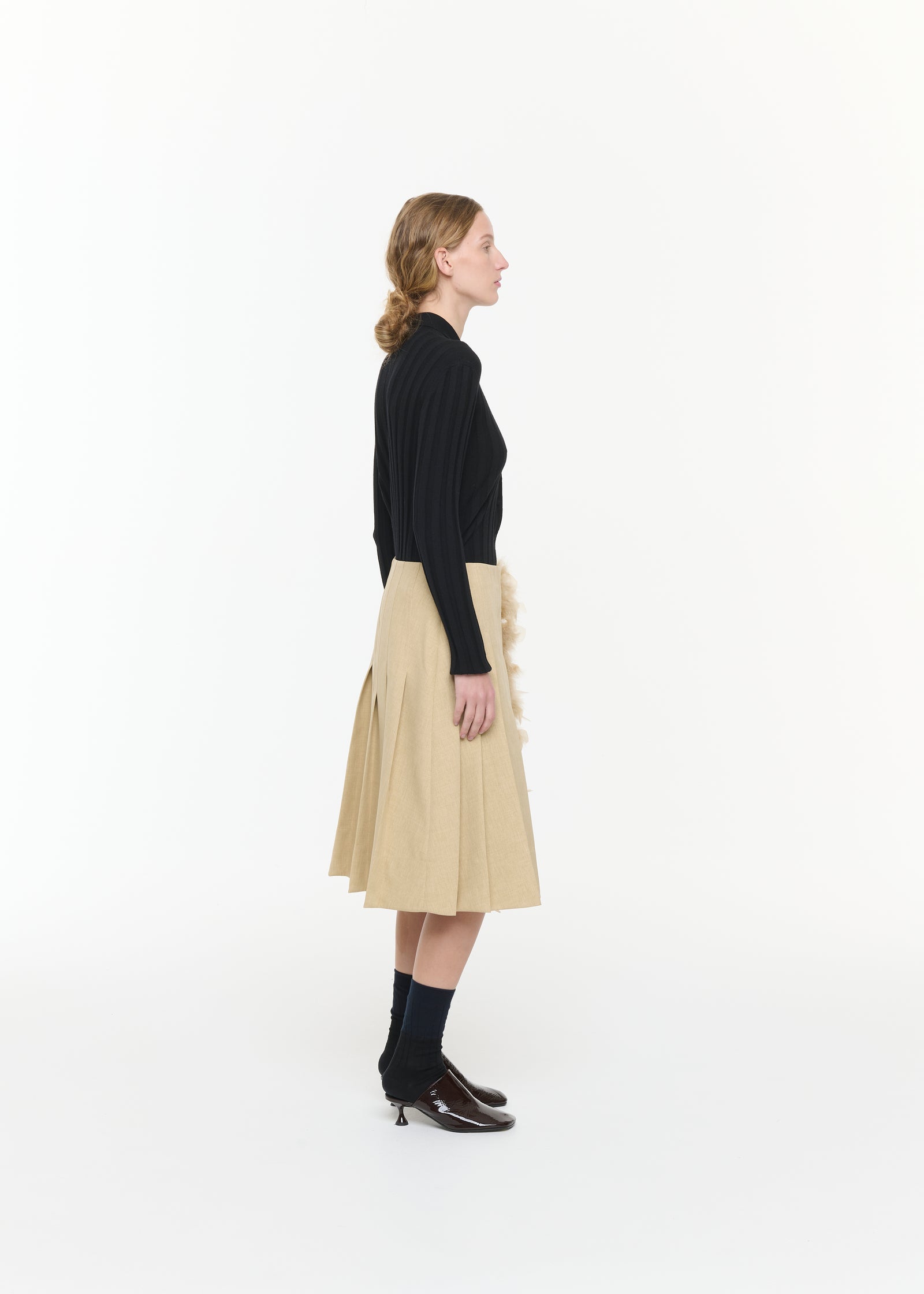 PLEATED SKIRT WITH FEATHERS