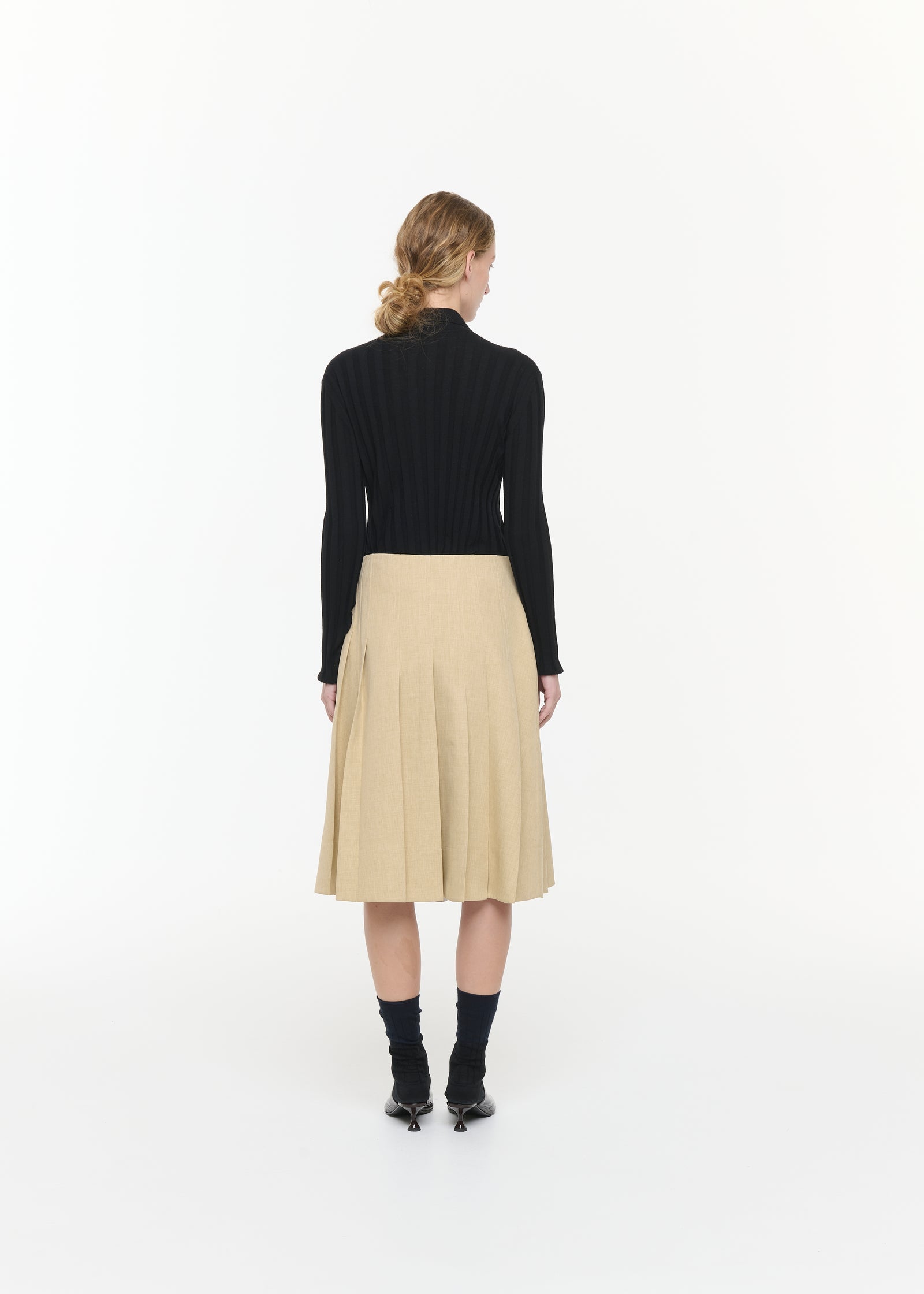 PLEATED SKIRT WITH FEATHERS