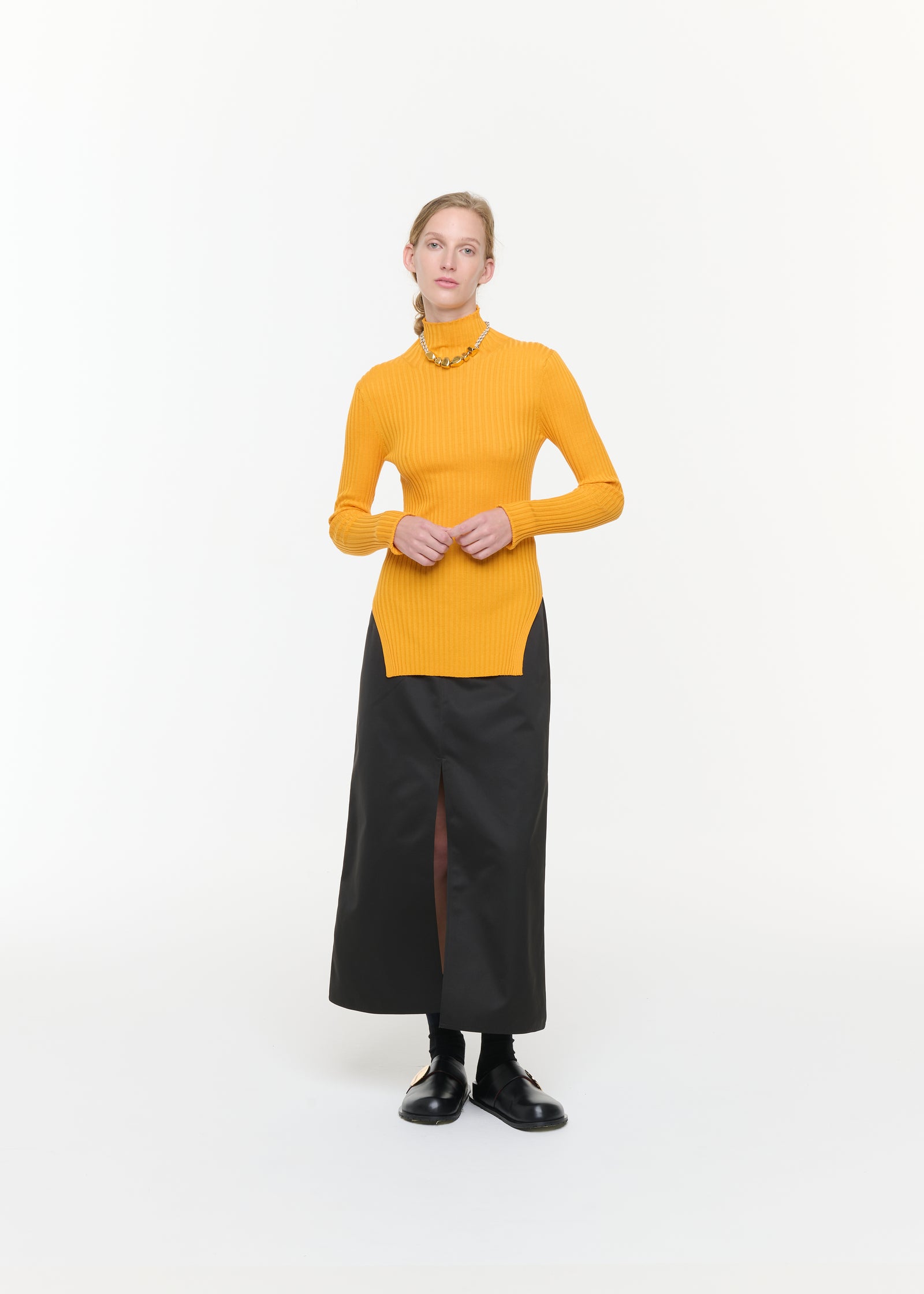 MEDLAR RIBBED SILK YARN TURTLENECK TOP
