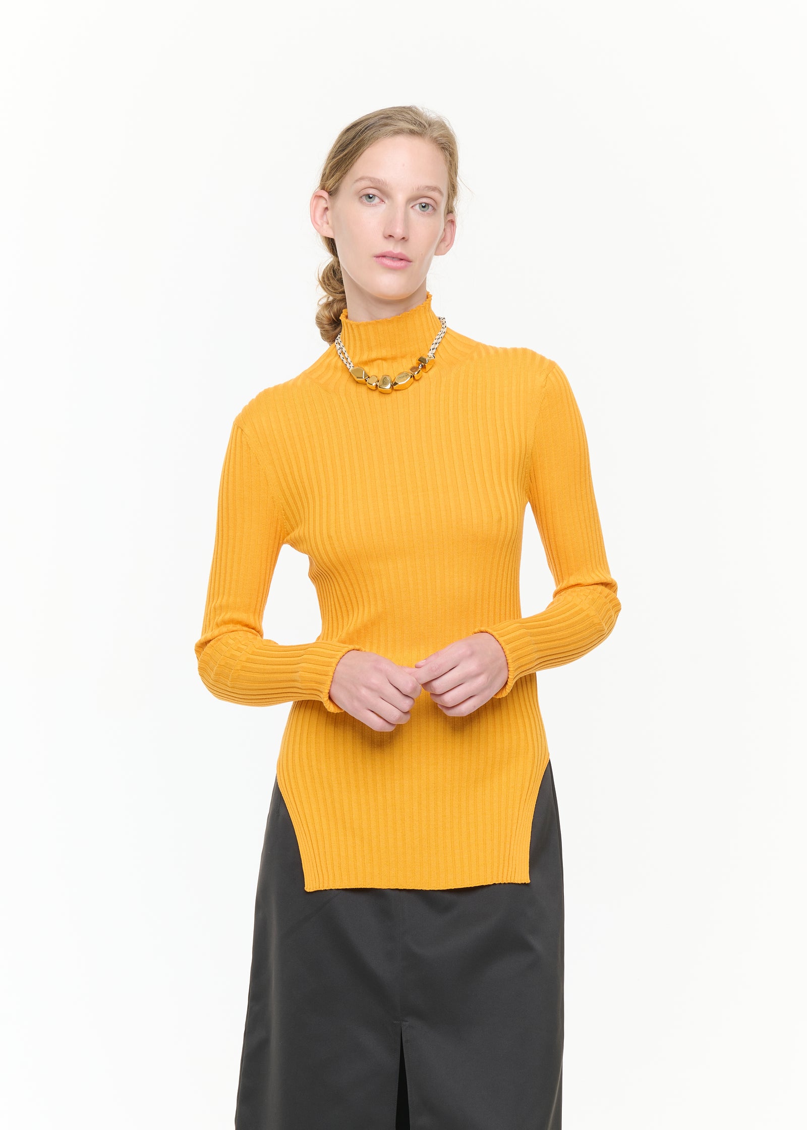 MEDLAR RIBBED SILK YARN TURTLENECK TOP