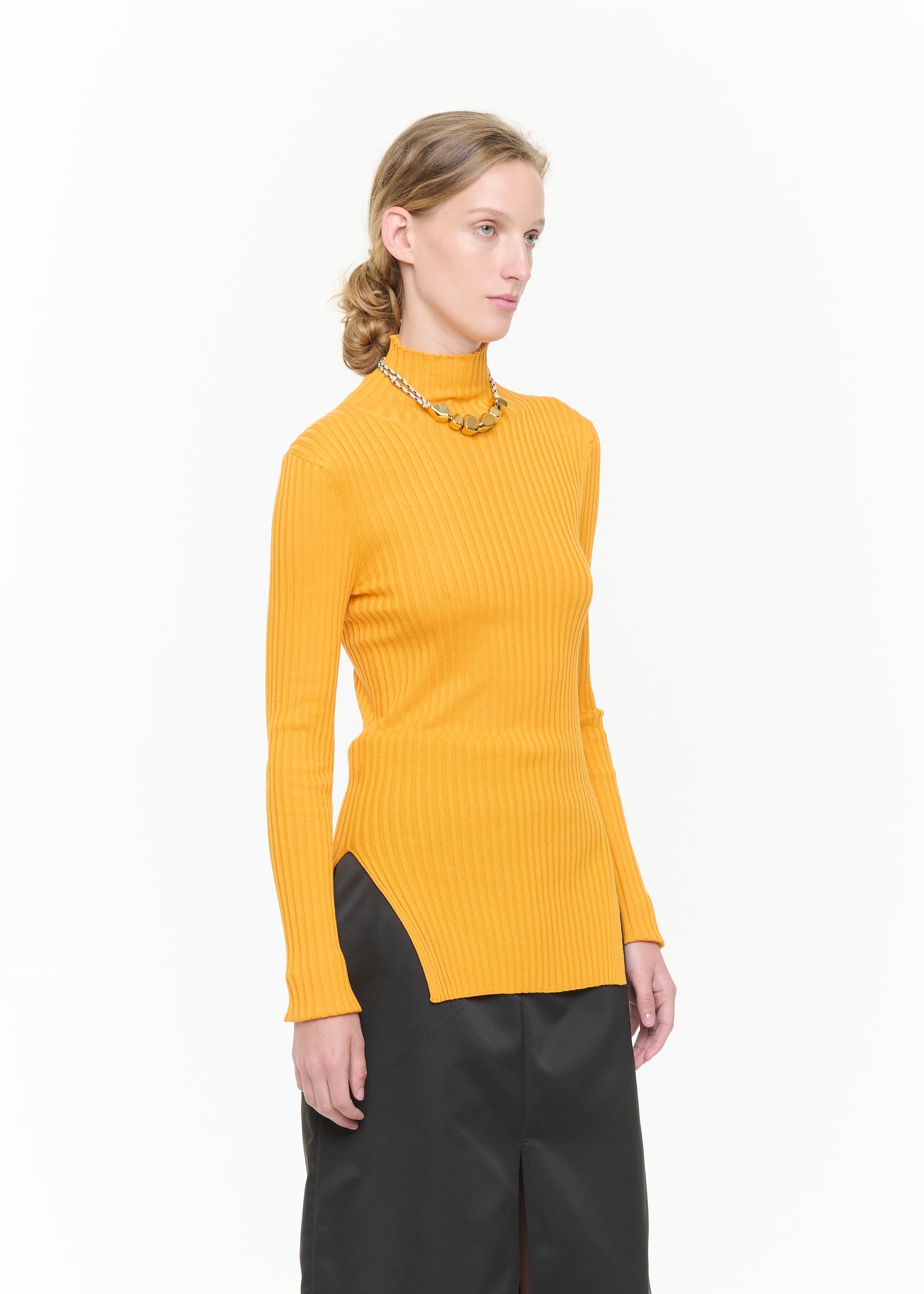 MEDLAR RIBBED SILK YARN TURTLENECK TOP