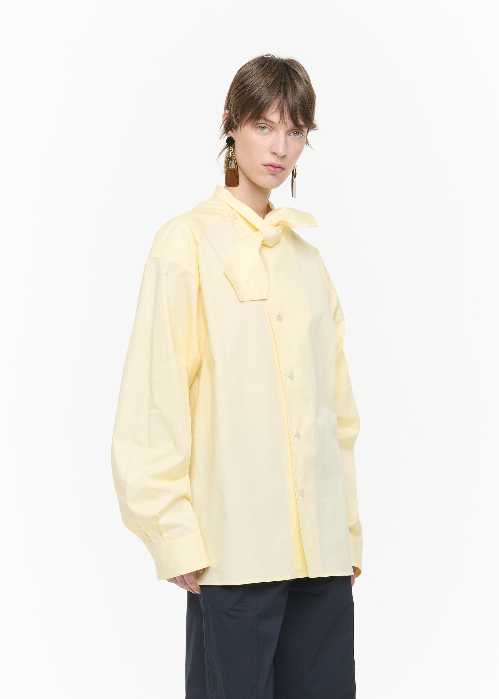 CAMICIA IN POPELINE CON COLLO A SCIARPA ASIMMETRICO