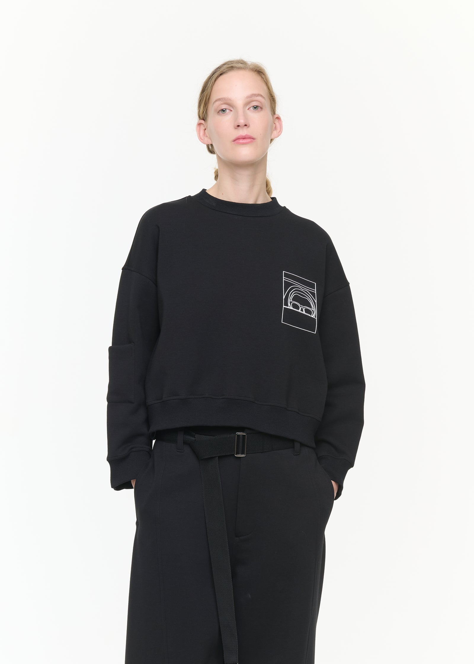 GRAPHIC UTILITY CROPPED SWEATSHIRT