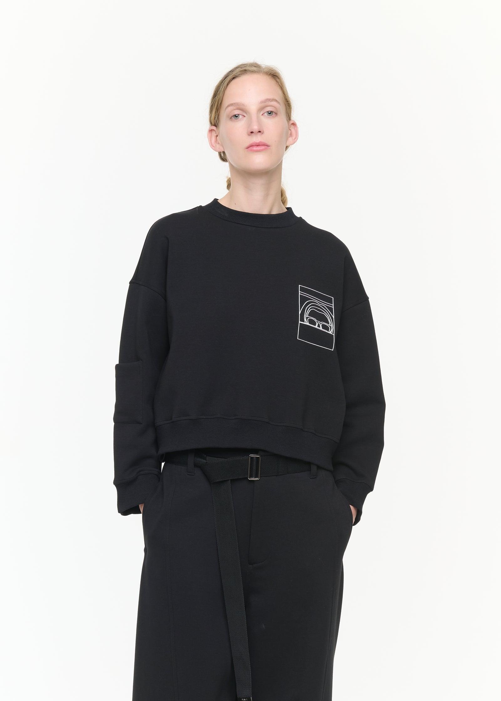 GRAPHIC UTILITY CROPPED SWEATSHIRT