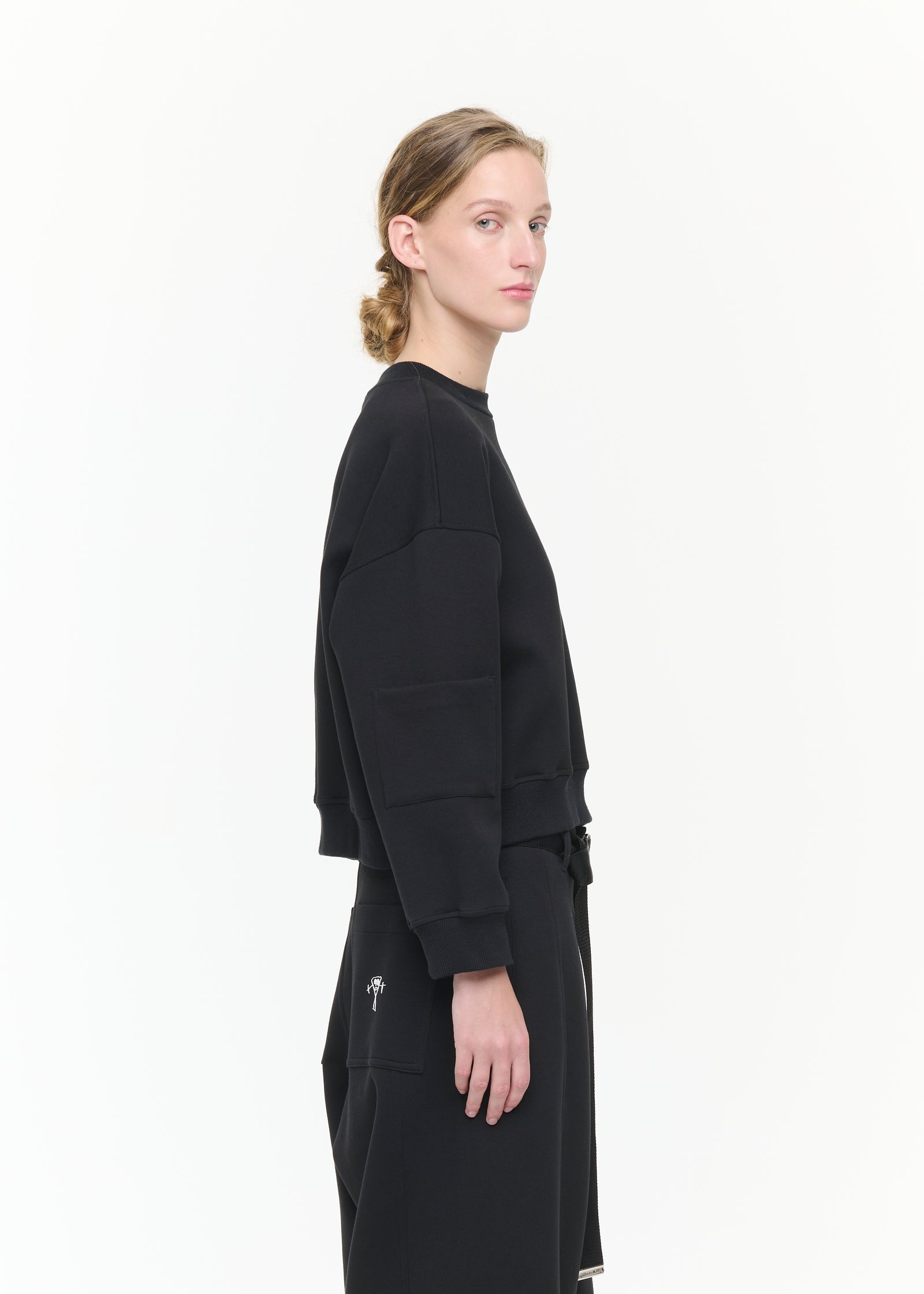 GRAPHIC UTILITY CROPPED SWEATSHIRT