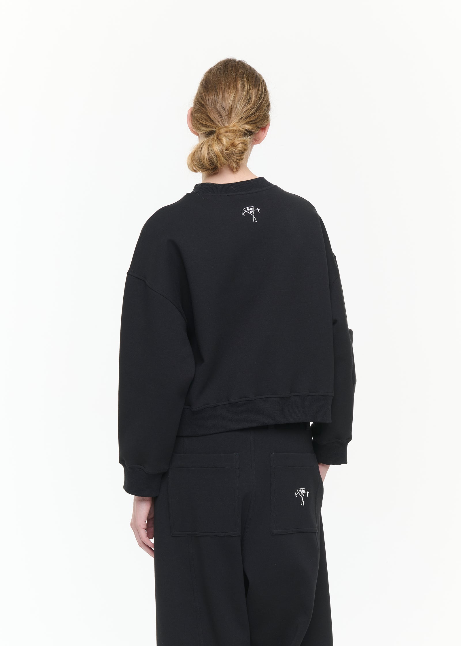 GRAPHIC UTILITY CROPPED SWEATSHIRT