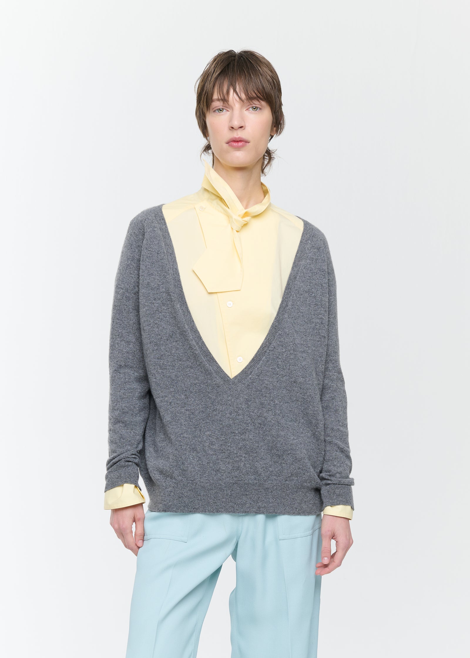 MAGLIONE GRIGIO CON SCOLLO A V PROFONDO