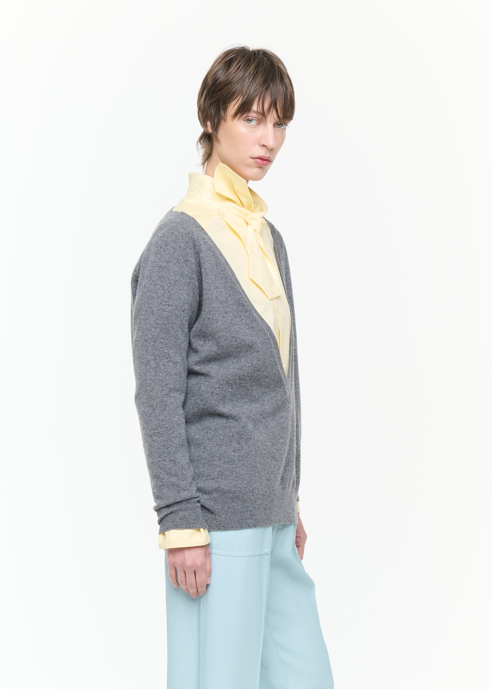 MAGLIONE GRIGIO CON SCOLLO A V PROFONDO