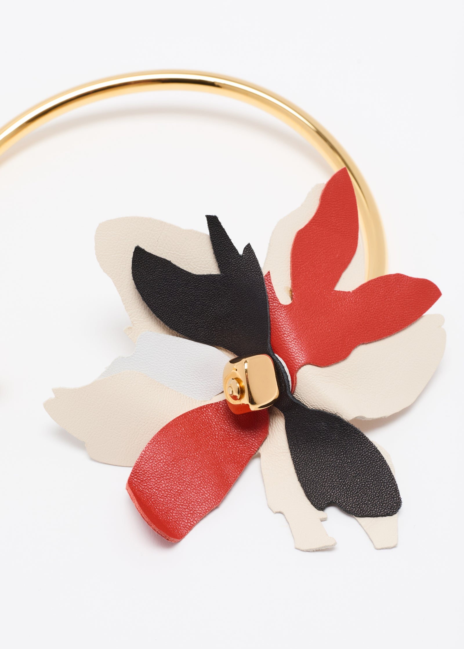 GOLD CHOCKER WITH LEATHER FLOWER